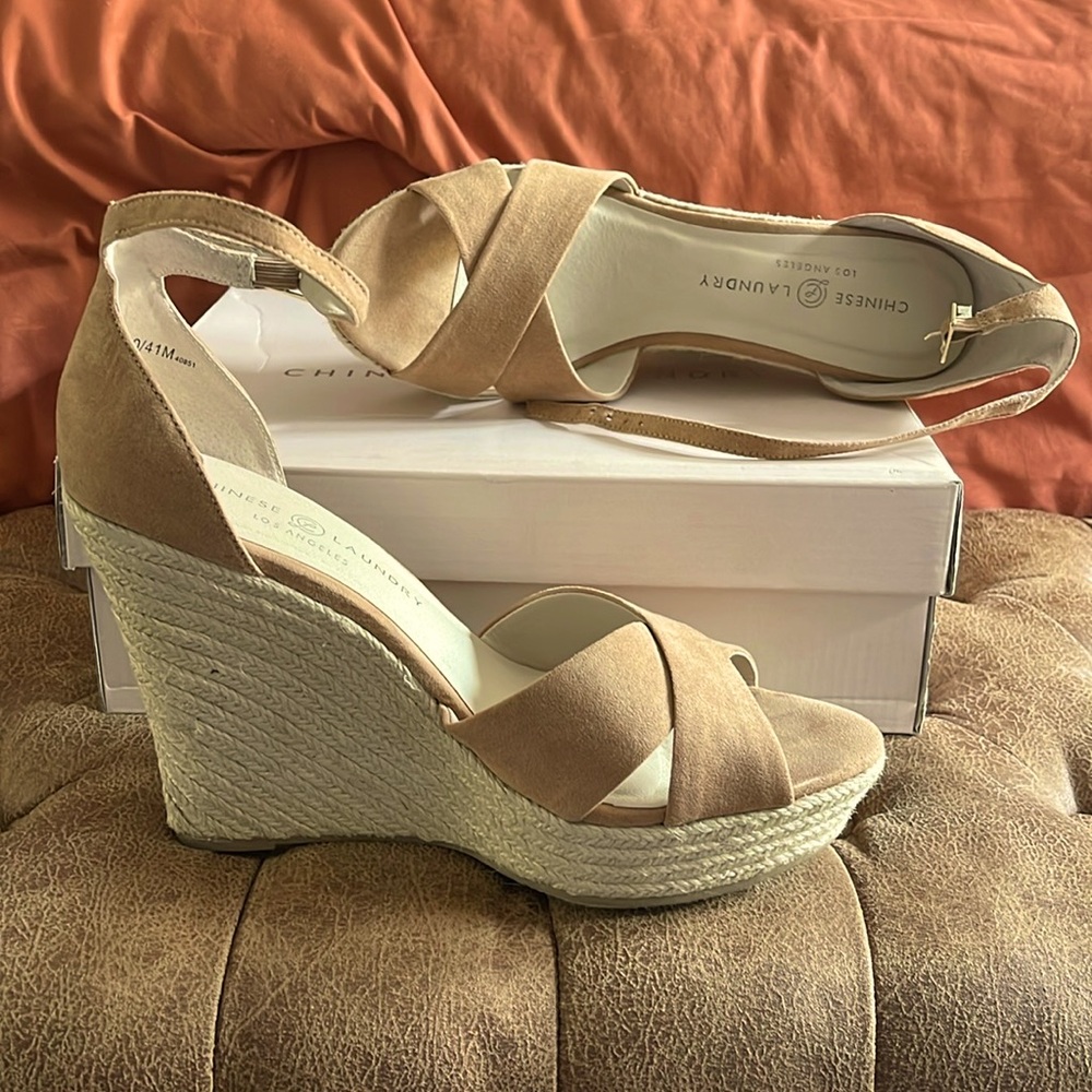 Beautiful Chinese Laundry Morgan suede wedges 🤎